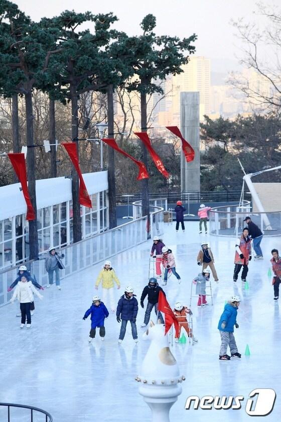 본문 이미지 - 반얀트리 클럽 앤 스파 서울의 야외 아이스링크가 개장해 어린 자녀와 함께하는 가족 단위 나들이객에게 인기를 얻고 있다. 사진 제공/반얀트리 클럽 앤 스파 서울 ⓒ News1 travel