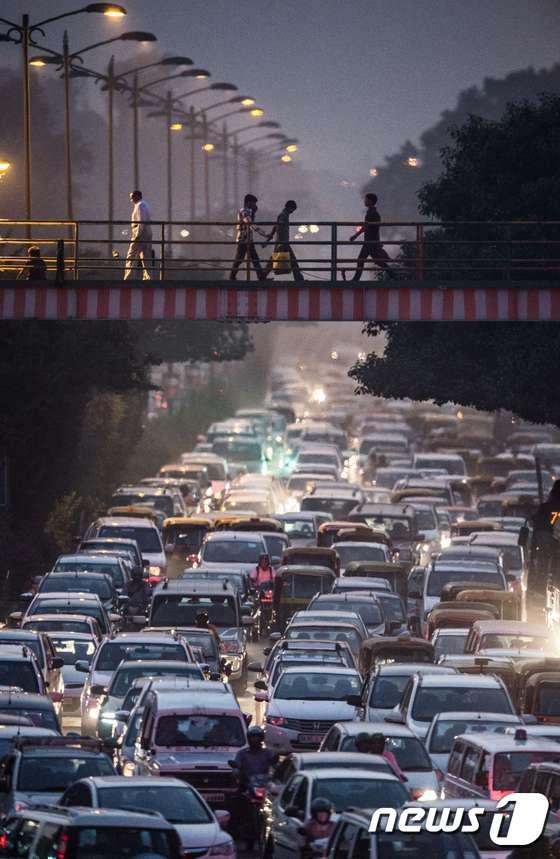 본문 이미지 - 뉴델리 도심의 혼잡한 도로의 모습 ⓒ AFP=뉴스1