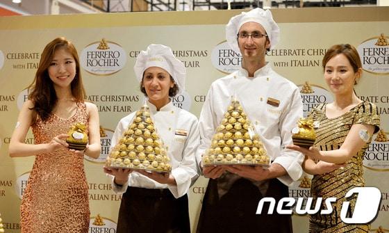 본문 이미지 - 현대백화점 판교점에서 열린 페레로 로쉐(Ferrero Rocher)의 이벤트에서 이탈리안 셰프가 초콜릿을 들어보이고 있다. 2015.12.16/뉴스1 ⓒ News1 이재명 기자