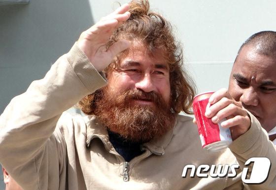 본문 이미지 - '21세기 로빈슨 크루소' 호세 살바도르 알바렌가(35)가 표류 중 "동료 시신을 먹었다"는 논란에 휩싸였다. 구조 직후 알바렌가의 모습. ⓒ AFP=뉴스1