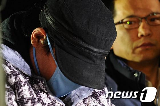 본문 이미지 - 4조원대의 다단계 사기범 조희팔의 최측근 강태용(54)이 16일 오후 중국에서 압송된 후 대구지방검찰청 수사관들에 의해 대구지검 조사실로 들어가고 있다. 2015.12.16/뉴스1 ⓒ News1 이종현 기자