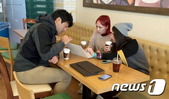 본문 이미지 - 외국인 유학생과 교직원 간의 그룹 버디(Buddy) 프로그램.(사진제공=강릉원주대학교) ⓒ News1 서근영 기자