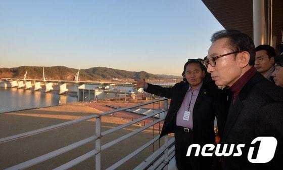 본문 이미지 - 이명박 전 대통령이 경기도 여주시 한강문화관에서 강천보를 바라보고 있다.2015.12.17/뉴스1 ⓒ News1 이재명 기자