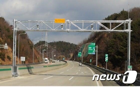 본문 이미지 - 부산지방경찰청이 계획중인 부산울산고속도로 구간단속카메라가 설치구간 중 종료지점인 청량IC (부산지방경찰청 사진 제공)ⓒ News1