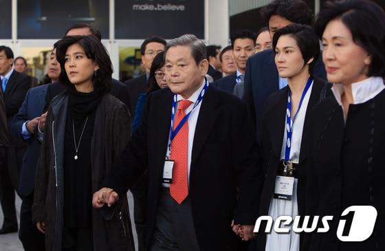 본문 이미지 - 이건희 고 삼성 선대회장(왼쪽 두 번째)과 이부진 호텔신라 사장(왼쪽), 이서현 삼성복지재단 이사장(왼쪽 세 번째), 홍라희 여사(오른쪽) (삼성전자 제공)/뉴스1