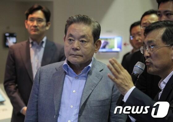 본문 이미지 - 2011년 7월 삼성전자 경기 수원사업장에서 열린 선진제품 비교전시회에 참석한 이건희 삼성전자 회장. (사진 삼성전자 제공) ⓒ News1