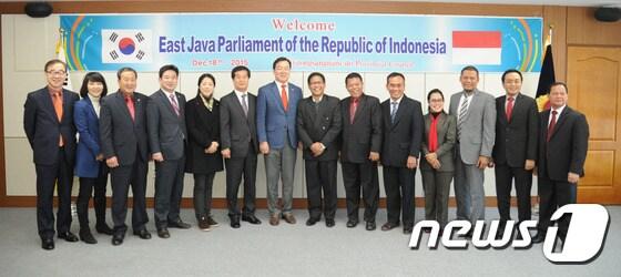 본문 이미지 - 김윤근 경남도의회 의장(왼쪽 일곱번째)이 18일 도의회를 방문한 인도네시아 동자바주의회 압둘 할림이스깐다르 의장 일행을 접견한 뒤 기념사진을 찍고 있다.(경남도의회 제공)2015.12.18./뉴스1 ⓒ News1 남경문 기자
