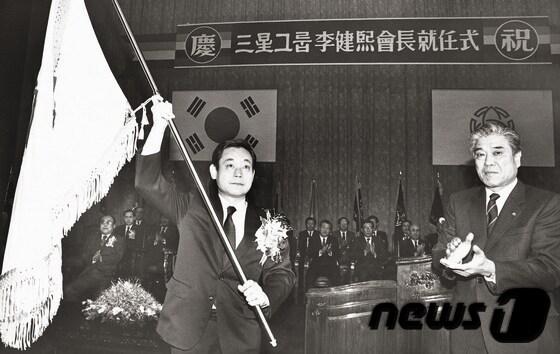 본문 이미지 - 이건희 삼성그룹 회장이 25일 서울 일원동 서울삼성병원에서 별세했다. 향년 78세. 1942년 에서 태어난 고인(故人)은 부친인 이병철 삼성창업주 별세 이후 1987년 삼성그룹 2대 회장에 올라 삼성그룹을 이끌었다. 사진은 1987년 이건희 삼성전자 회장 취임 당시의 모습. (삼성전자 제공)2020.10.25/뉴스1