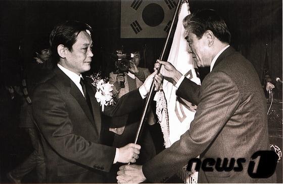 본문 이미지 - 이건희 삼성그룹 회장이 25일 서울 일원동 서울삼성병원에서 별세했다. 향년 78세. 1942년 에서 태어난 고인(故人)은 부친인 이병철 삼성창업주 별세 이후 1987년 삼성그룹 2대 회장에 올라 삼성그룹을 이끌었다. 사진은 1987년 이건희 삼성전자 회장(왼쪽) 취임 당시.(삼성전자 제공)2020.10.25/뉴스1