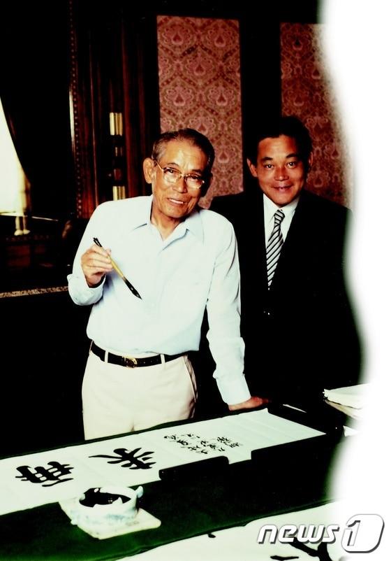 본문 이미지 - 1980년 고(故) 이병철 선대 회장(왼쪽)과 함께 있는 이건희 삼성전자 회장. (사진 삼성전자 제공) ⓒ News1 김진 기자