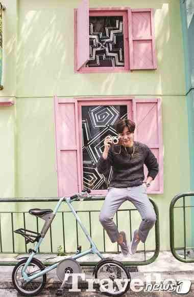 본문 이미지 - 정규 앨범 3집으로 컴백하는 로이킴이 화보와 영상촬영을 위해 싱가포르를 방문했다. 스트라이더 자전거와 카메라를 들고 포즈를 취하고 있는 로이킴. 사진 제공 / 싱가포르관광청 ⓒ News1 travel