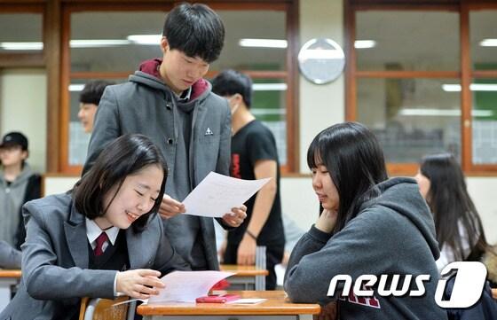 본문 이미지 - 남녀 고등학생들(경기도 수원시 화홍고등학교)./뉴스1 ⓒ News1 이재명 기자