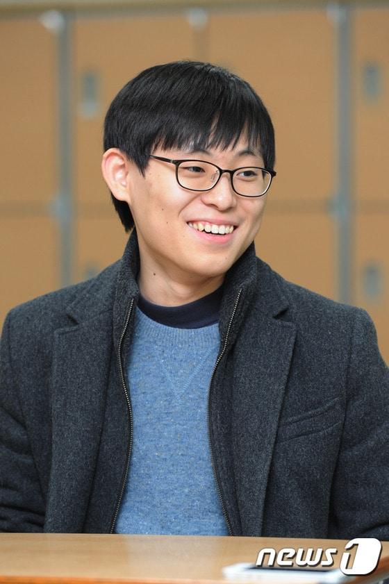 본문 이미지 - 충북지역 유일한 대학수학능력시험 만점자인 청주 세광고등학교 3학년 서장원(19)군이 2일 오후 뉴스1과의 인터뷰에서 만점 비결을 소개하고 있다. 2015.12.2/뉴스1 ⓒ News1 김용빈 기자