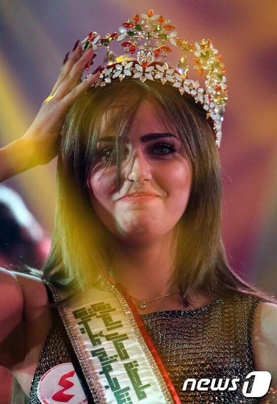 본문 이미지 - 2015 미스 이라크로 선발된 샤이마 압델라만(20). ⓒ AFP=뉴스1