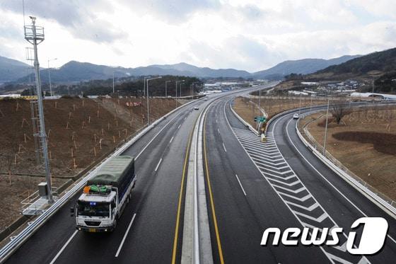 본문 이미지 - 지난해 12월 21일 오후 전북 남원시 지리산IC 인근 광주대구고속도로(옛 88올림픽고속도로)를 이용하는 차량들이 넓어진 도로에서 여유롭게 주행을 하고 있다. 광주대구고속도로는 왕복 2차로에서 왕복 4차로로 확장됐으며, 제한속도는 80km/h에서 100km/h로 높아졌다. 광주시는 22일 오후 함양산삼골휴게소에서 국토교통부 주관으로 확장 개통식이 열린다고 밝혔다. 2015.12.21/뉴스1 ⓒ News1 황희규 기자