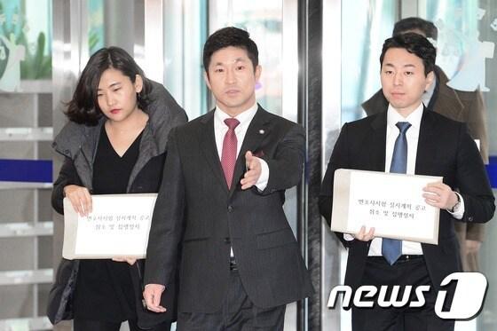 본문 이미지 - 로스쿨 재학생과 소송대리인단이 지난 21일 오후 변호사시험 취소 소장 및 집행정지 신청서를 제출하기 위해 서울 서초구 서울행정법원으로 들어서고 있다. ⓒ News1