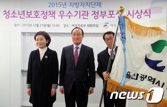 본문 이미지 - 이형조 북구  부구청장(가운데)이 청소년보호정책 우수지자체  국무총리 표 창을 받고 김희정 여성가족부 장관과 기념 찰영하고 있다.ⓒ News1