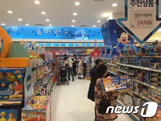 본문 이미지 - 롯데마트 구로점 내 토이저러스 매장. ⓒ News1