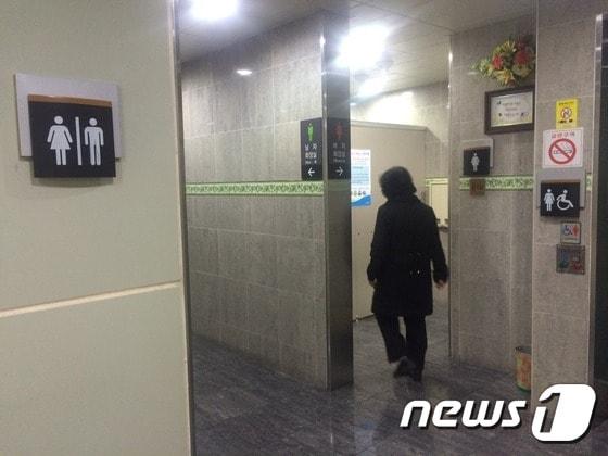 본문 이미지 - 부산 사직역 내 여자화장실 입구ⓒ News1