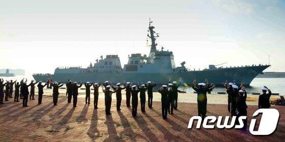 본문 이미지 - 22일 오전 제7기동전단 지휘부를 태운 율곡 이이함이 제주민군복합형관광미항에 입항하자 제주해군기지 장병들이 환영하고 있다. (해군 제공) 2015.12.22/뉴스1 ⓒ News1 조현아 인턴기자