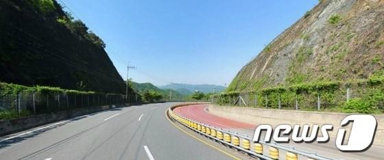 본문 이미지 - 전주에서 진안과 장수 등 동부산악권을 연결하는 국도 26호선 보령재의 터널 공사가 사실상 어렵게 됐다. 사진은 보령재 급커브 구간./뉴스1ⓒ News1
