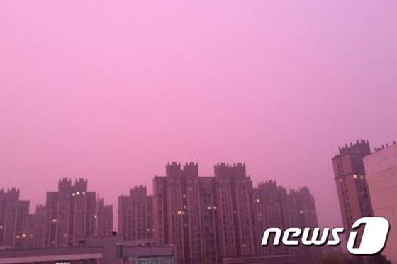 본문 이미지 - 22일(현지시간) 중국 난징 하늘에 발생한 붉은색 스모그. (사진출처=관찰자망)ⓒ 뉴스1