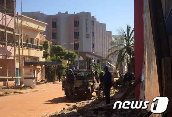 본문 이미지 - 말리 수도 바마코 소재 고급 호텔인 래디슨 블루 인근에 군이 경비를 서는 모습ⓒ AFP=뉴스1