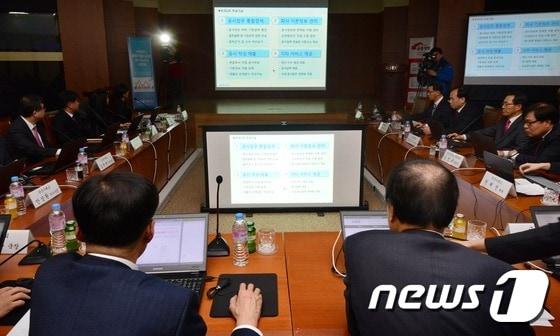 본문 이미지 - 23일 오후 서울 여의도 한국거래서에서 정찬우 금융위원회 부위원장을 비롯한 금융감독원과 한국거래소 관계자들이 기업의 공시 생산비용을 감축하도록 지원하는 기업공시 종합지원시스템 케이클릭(K-CLIC) 서비스를 시연하고 있다. 2015.12.23/뉴스1 ⓒ News1 손형주 기자