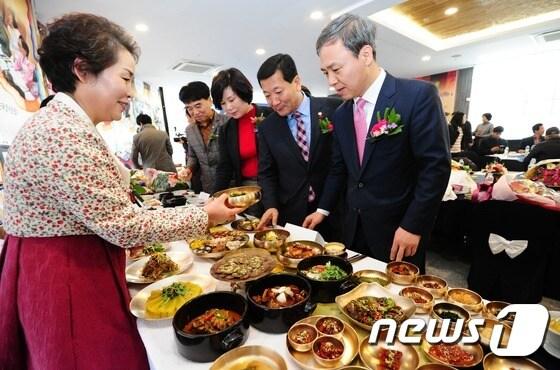 본문 이미지 - 전주음식 명인·명소 대표로부터 음식 설명을 듣고 있는 김승수 전주시장/뉴스1 DB