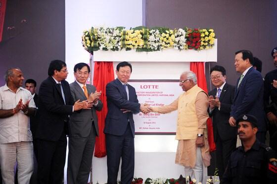 본문 이미지 - 신동빈 롯데그룹 회장(앞쪽 왼쪽부터 4번째)이  2015년 8월 롯데제과 인도 뉴델리 공장을 방문해 기념촬영을 하고 있다. /사진제공 = 롯데제과 ⓒ News1
