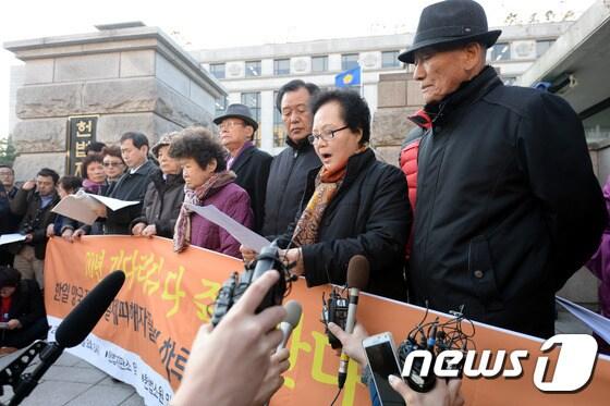 본문 이미지 - 일제 강점기 강제징용 피해자 유족들이 헌법재판소가 한일청구권 협정 제2조 제1항에 청구된 헌법소원 사건을 각하 결정한 23일 서울 종로구 북촌로 헌법재판소 앞에서 입장을 밝히는 기자회견을 하고 있다. 2015.12.23/뉴스1 ⓒ News1 이광호 기자
