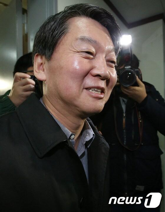 본문 이미지 - 안철수 무소속 의원이 23일 오후 서울 마포구 '정책네트워크 내일'에서 열린 정기 이사회에 참석하기 위해 들어서고 있다. 2015.12.23/뉴스1 ⓒ News1 박지혜 기자