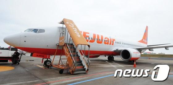 본문 이미지 - 지난달  김포를 출발해 제주로 가던 제주항공 소속 여객기가 여압장치 고장을 일으켰다. 사진은 고장을 일으킨 여객기 모습. 2015.12.23/뉴스1 ⓒ News1 이석형 기자