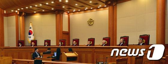 본문 이미지 - 박한철 헌법재판소장과 헌법재판관들. /뉴스1 ⓒ News1 임경호 기자