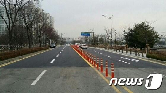 본문 이미지 - 전북 전주시가 무단횡단 등 사고 위험이 높은 도로를 안전하게 바꾸기 위한 '교통사고 잦은 곳 개선사업'에 국비 3억6500만원 등 총 7억5000만원을 투입한다. 전주도로공사 현장. /뉴스1