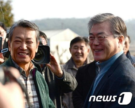 본문 이미지 - 새정치민주연합 문재인(오른쪽) 대표는 26일 오전 울산을 찾아 진보선향의 정찬모 전 울산시의회 교육위원장과 만나 내년 총선 출마를 권유했다. ⓒ News1