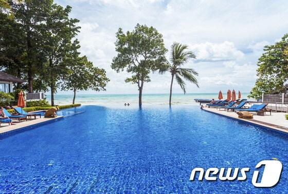 본문 이미지 - 창 부리 리조트&스파는 코창의 힐사이드 호텔로 클롱플루 폭포에서 5km 떨어진 언덕에 위치해, 수영장 끝에서 바라보면 해변과 이어지는 듯 탁 트인 경관을 자랑한다. (허니문리조트 제공) ⓒ News1 travel