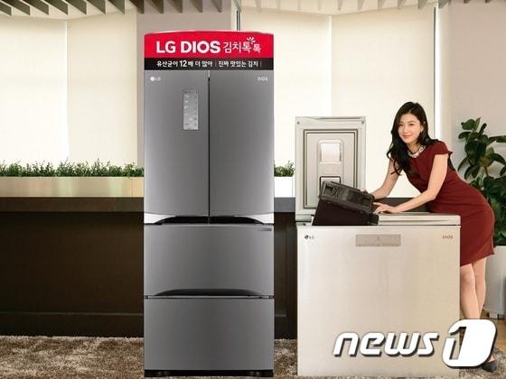 본문 이미지 - LG전자는 26일 기존의 '디오스 김치톡톡' 모델의 디자인을 강화한 405리터 스탠드형(모델명: K415SB15)과 219리터 뚜껑식(모델명: K225SA15S)을 출시한다고 밝혔다.ⓒ News1