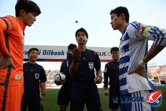 본문 이미지 - 김종혁(가운데) 심판 외 2명이 국제축구연맹(FIFA)이 선정하는 월드컵 예비 주심 명단에 이름을 올렸다. (한국프로축구연맹 제공) ⓒ News1