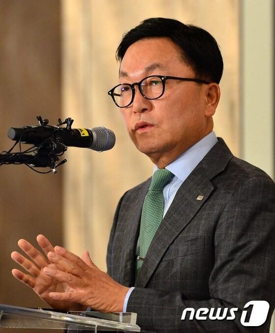 본문 이미지 - 박현주 미래에셋 회장이 28일 서울 광화문 포시즌호텔에서 대우증권 인수 우선협상대상자 선정 관련 기자간담회를 열고 향후 청사진을 밝히고 있다. 2015.12.28/뉴스1 ⓒ News1 손형주 기자