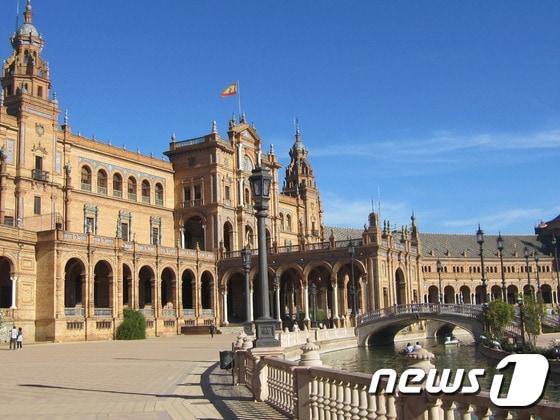 본문 이미지 - 여행바보 KRT가 겨울방학을 맞아 유럽여행을 계획 중인 여행객에게 따뜻한 날씨에서 여행할 수 있는 스페인을 추천했다. 사진은 플라멩고의 본고장 세비야 스페인 광장의 모습. (KRT 여행사 제공) ⓒ News1 travel