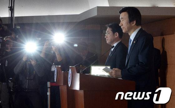 본문 이미지 - 윤병세 외교부 장관과 기시다 후미오 일본 외무상이 28일 오후 서울 외교부 청사에서 위안부 문제 해결 방안과 관련한 회담을 마치고 공동기자회견을 하고 있다. 2015.12.28/뉴스1 ⓒ News1 김명섭 기자