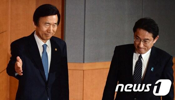 본문 이미지 - 윤병세 외교부 장관과 기시다 후미오 일본 외무상이 28일 오후 서울 외교부 청사에서 위안부 문제 해결 방안과 관련한 회담을 마치고 공동기자회견장으로 들어오고 있다. 2015.12.28/뉴스1 ⓒ News1 김명섭 기자