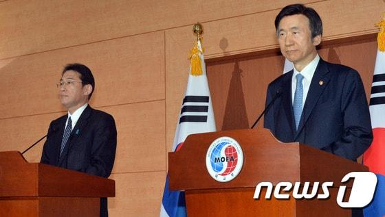 본문 이미지 - 윤병세 전 외교부 장관과 기시다 후미오 당시 일본 외무장관 ⓒ News1 김명섭 기자