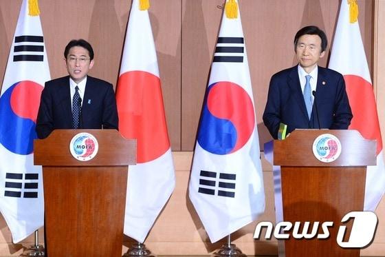 본문 이미지 - 지난 2015년 12월28일 서울 종로구 외교부청사에서 열린 공동기자회견에 참석한 윤병세 외교부 장관(오른쪽)과 기시다 후미오 일본 외무상. ⓒ News1 민경석 기자