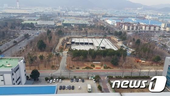 본문 이미지 - 창원 내동지역 여름철 상습 침수 피해 해소를 위해 중앙체육공원에 설치된 우수저류지. (창원시제공) ⓒ News1 이상욱 기자