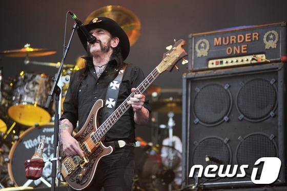 본문 이미지 - 지난 7월 안산M록밸리페스티벌에서 공연을 펼치고 있는 모터헤드 레미 킬미스터(CJ E&M 제공) 2015.7.26. 뉴스1/ⓒ News1
