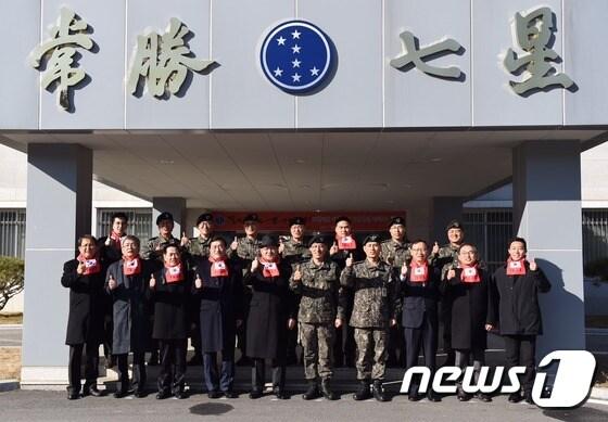 본문 이미지 - 29일 김인호 무역협회 회장과 유관기관 4사 대표들이 강원도 화천의 육군 제7사단을 방문하여 군관계자들과 기념촬영을 하고 있다. 앞열 왼쪽부터 박영배 코엑스몰 사장, 이종철 한국도심공항 사장, 서광현 한국무역정보통신 사장, 변보경 코엑스 사장, 김인호 무역협회 회장, 서정열 제7사단장. (사진제공=한국무역협회) 2015.12.29/뉴스1 ⓒ News1