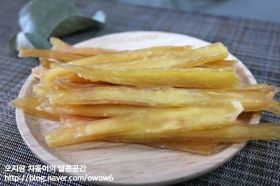 본문 이미지 - 일명 '소 떡심 껌'으로 불리는 '소 힘줄 껌'은 강하고 질긴 콜라겐 섬유가 풍부하며 관절건강에 도움이 되기 때문에 이갈이 시기의 반려동물에게 지급하면 도움이 된다.(정보 및 사진 네이버 블로거 '오지랑 차돌이의 달콤공간' 제공) ⓒ News1