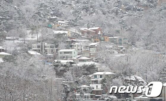 본문 이미지 - 서울 종로구 부암동 인근 주택가의 눈 풍경. 2015.12.3/뉴스1 ⓒ News1 양동욱 기자